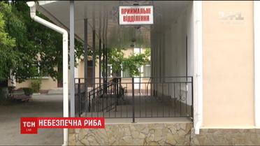 Чаще всего источником отравления становятся вяленая рыба и консервы