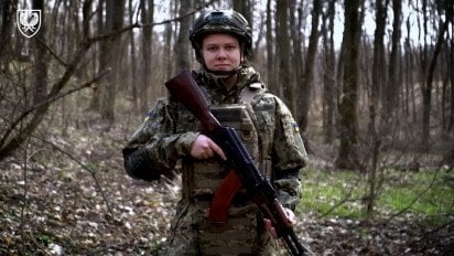 Генштаб показав першу дівчина, яка підписала контракт 18-24