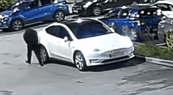 Невідомий ріже шини у Києві. Фото: телеграм-канал “Київ-інфо”