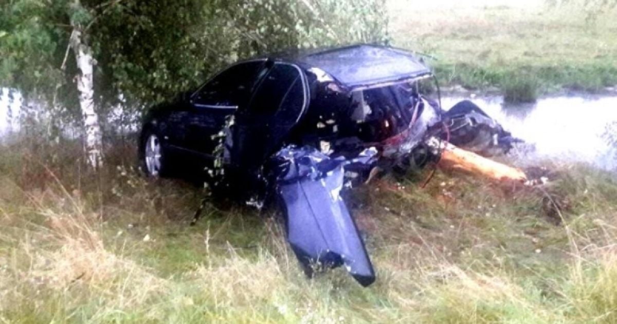 На Закарпатье авто разорвало пополам от удара об дерево
