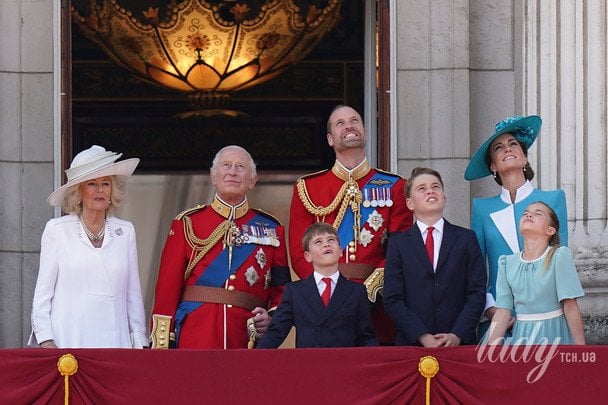 Королівська родина на балконі Букінгемського палацу / © Associated Press