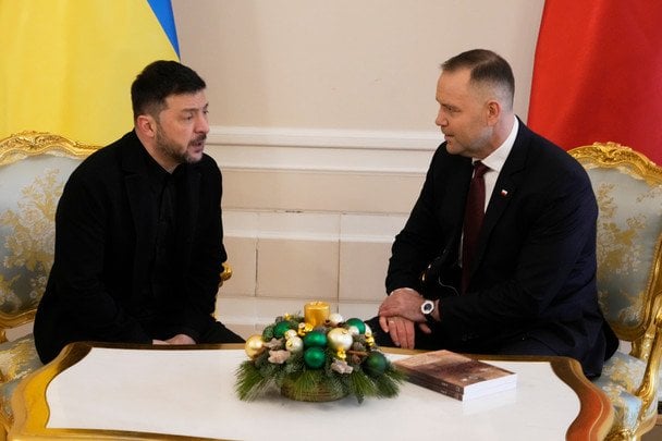 Президент України Володимир Зеленський і президент Польщі Кароль під час зустрічі в Президентському палаці у Варшаві. / © Associated Press