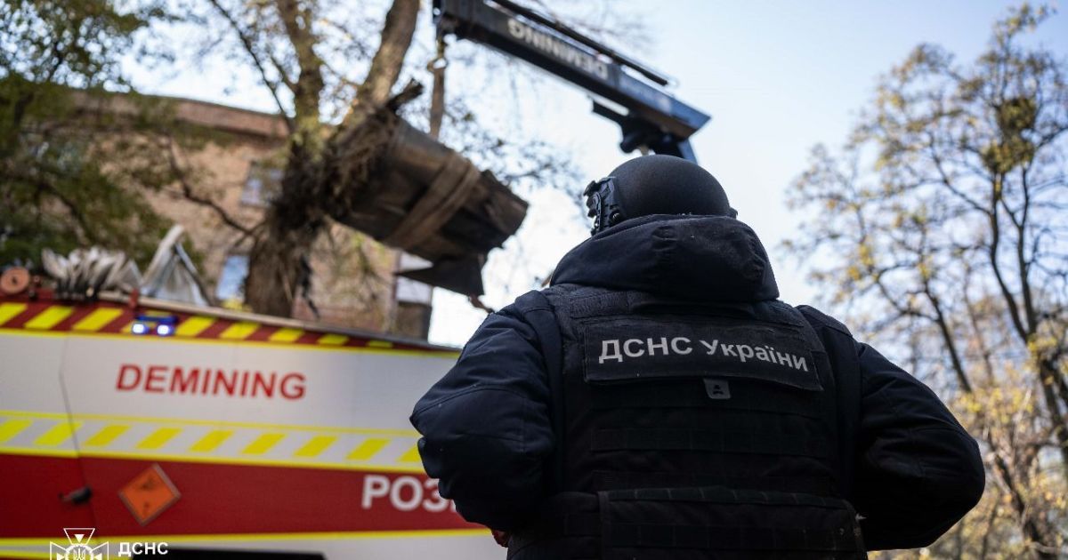 У Печерському районі Києва рятувальники вилучили частину ракети / Фото: ДСНС