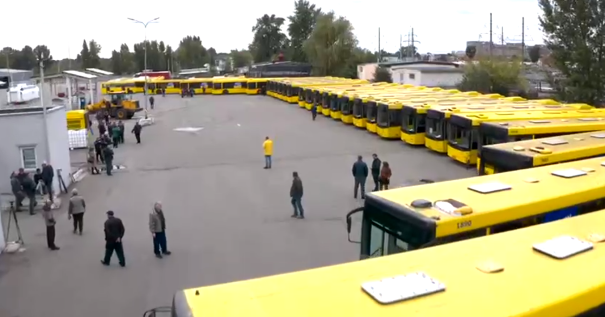 У всіх муніципальних автобусах Києва запрацювала оплата банківською карткою
