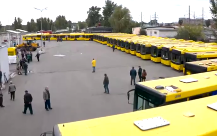 Обладнані пандусами та кондиціонерами: Київ відправив до Дніпра 30 сучасних автобусів
