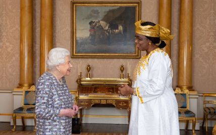 Ах, яка красуня: королева Єлизавета II продемонструвала аутфіт в новій сукні