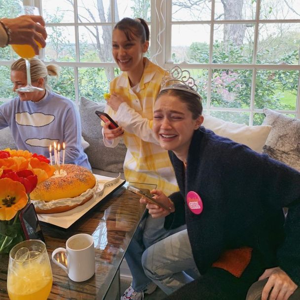 Джіджі Хадід з сестрою та мамою / © instagram.com/gigihadid