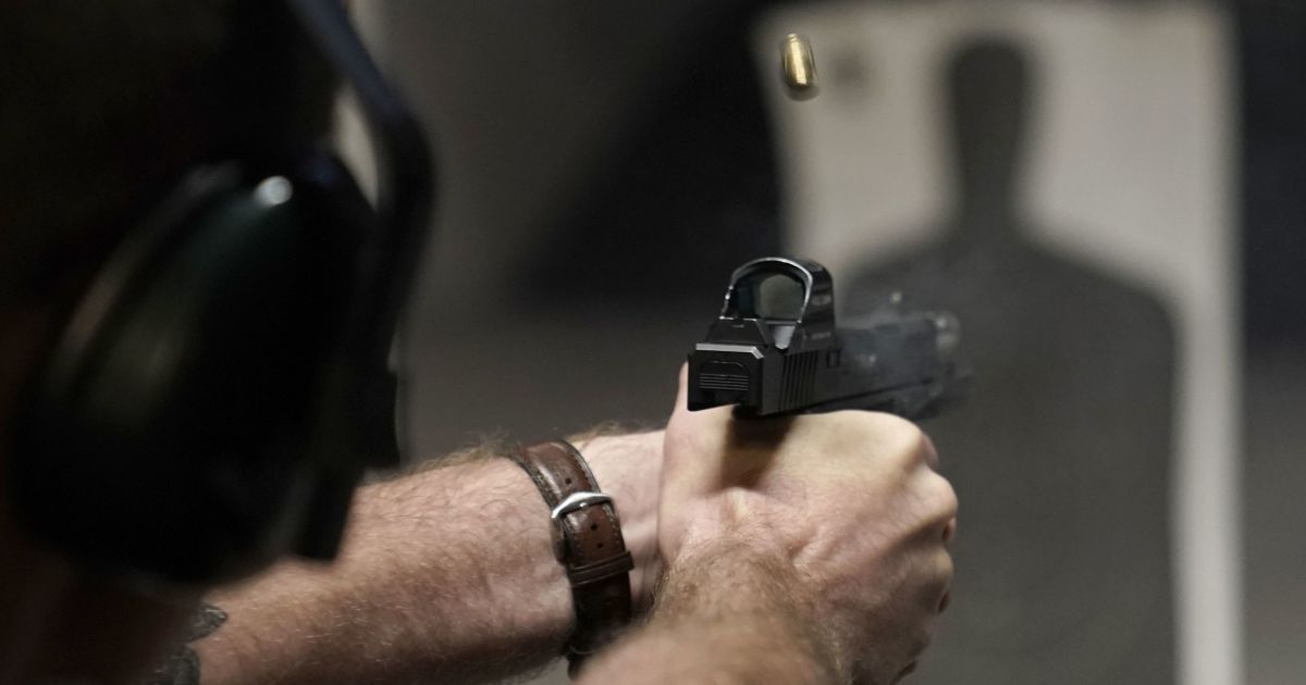 Коли українці зможуть вільно купувати зброю: відповідь МВС