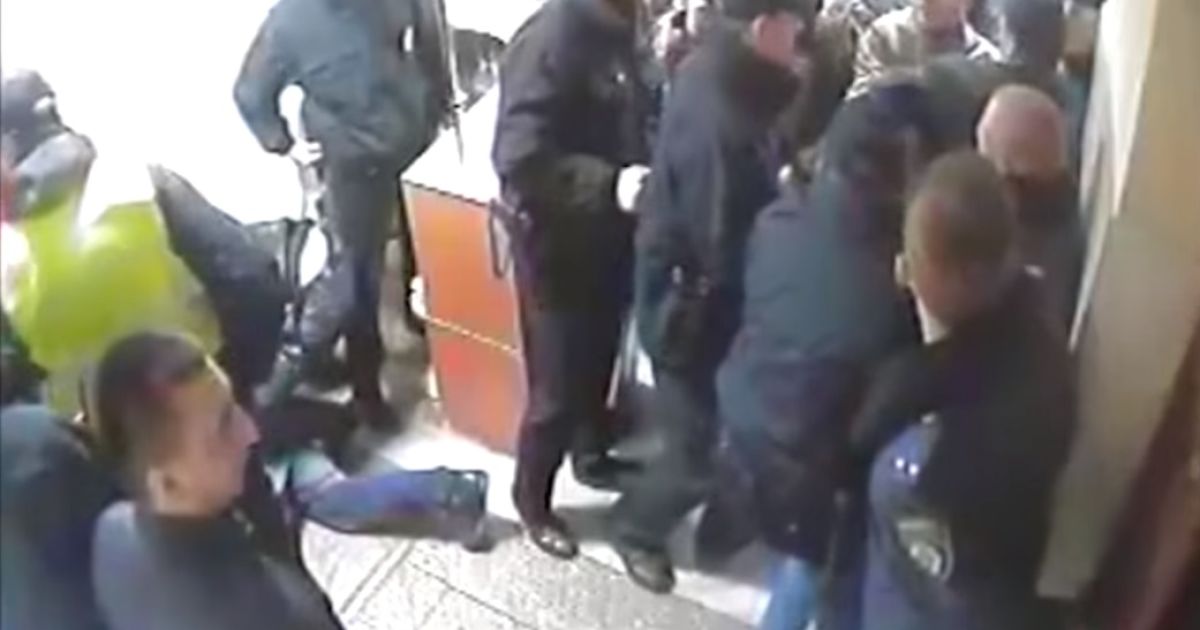 Полиция показала видео штурма киевского райотдела