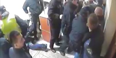 Поліція показала відео штурму київського райвідділу