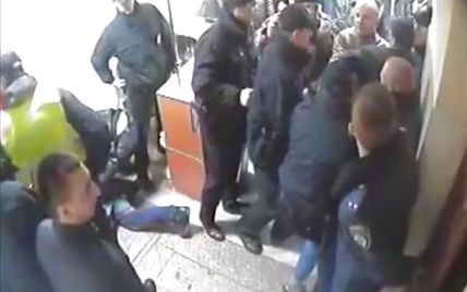 Полиция показала видео штурма киевского райотдела