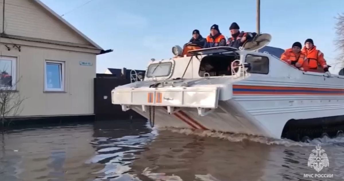 В російському Орську прорвало дамбу, місто затоплює