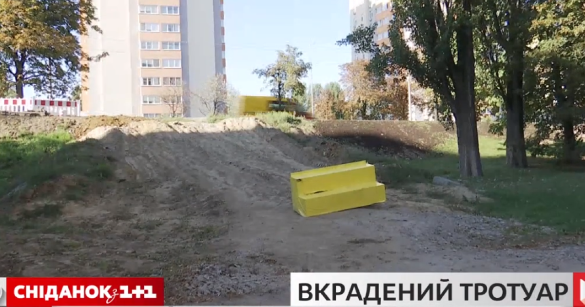 В Киеве застройщик разрушил тротуар и велодорожку ради заезда к новостройкам
