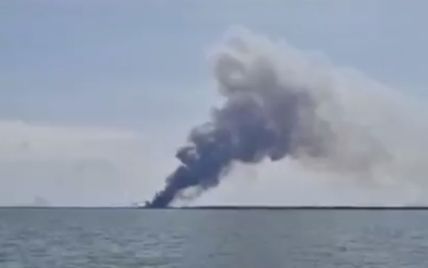 Російський корабель біля окупованого Криму огорнули клуби чорного диму: фото