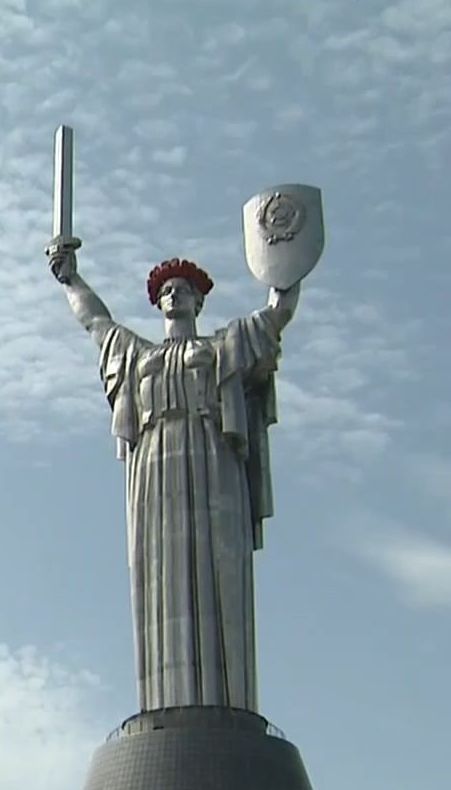 Ко дню примирения и памяти в Киеве монумент Родины-Матери украсили красными маками