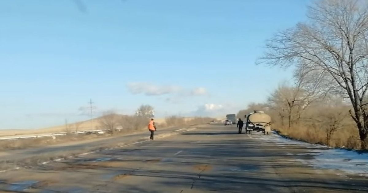 В России в мороз ямы на дороге залили водой и посыпали песком