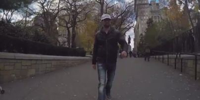 Плюнули в ноги и обозвали расистом. Звезда YouTube прошелся беспокойным Нью-Йорком в "кепке Трампа"