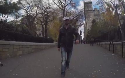 Плюнули в ноги и обозвали расистом. Звезда YouTube прошелся беспокойным Нью-Йорком в "кепке Трампа"