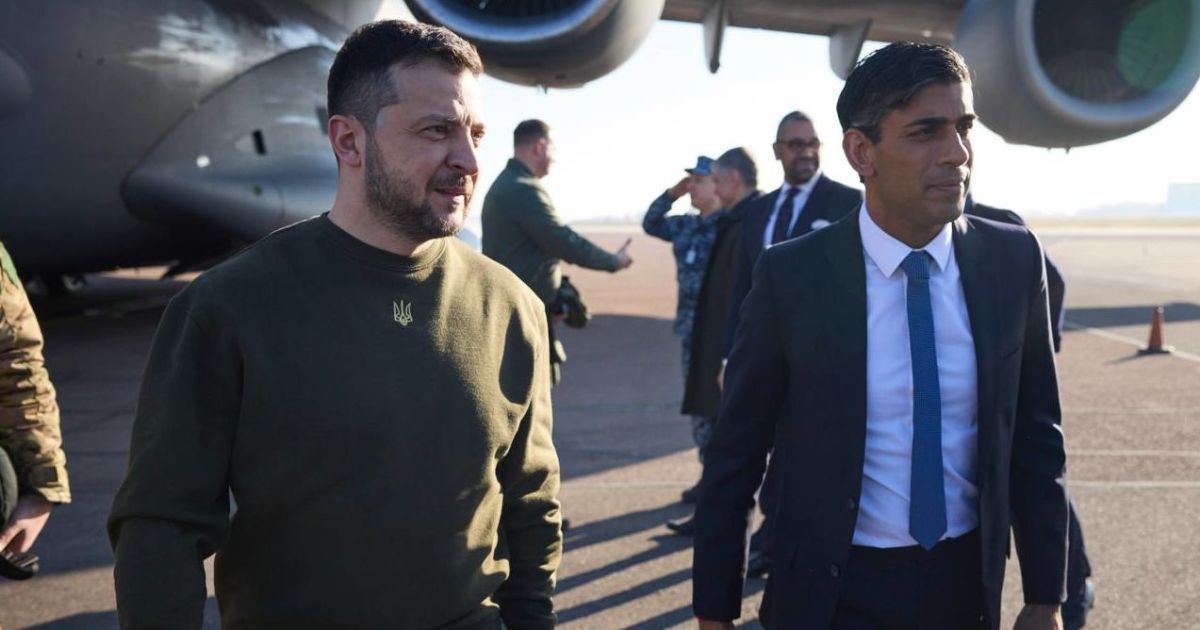 Зеленський прилетів до Лондона: в аеропорту його зустрів прем'єр Сунак (фото)