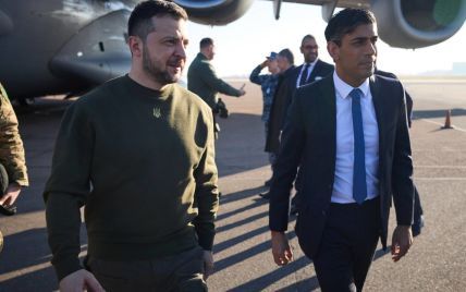 Зеленский прилетел в Лондон: в аэропорту его встретил премьер Сунак (фото)