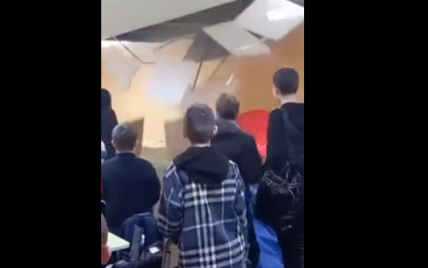 В Киеве во время тревоги в школе обрушился потолок укрытия, там находились дети: видео