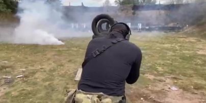 Даниэль Салем показал, как проходят его тренировки по стрельбе