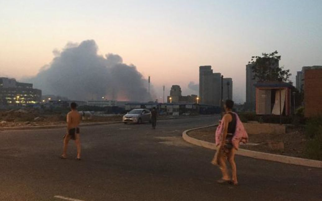Над эпицентром взрыва до сих пор стоит дым. / © twitter.com/shanghaiist