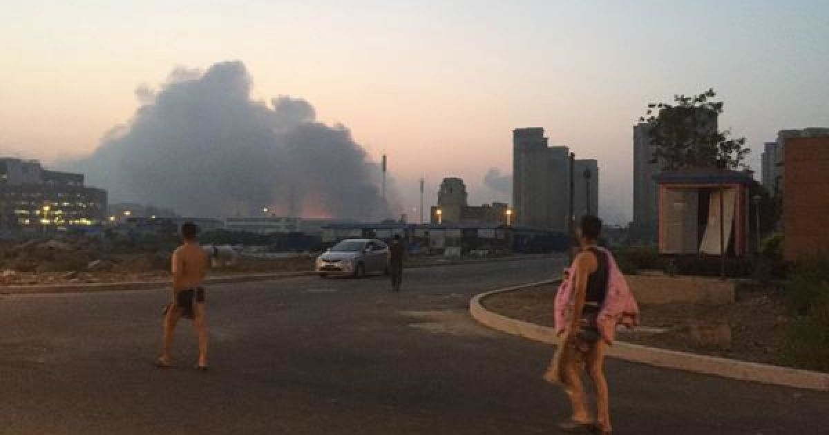 Над эпицентром взрыва до сих пор стоит дым. / © twitter.com/shanghaiist