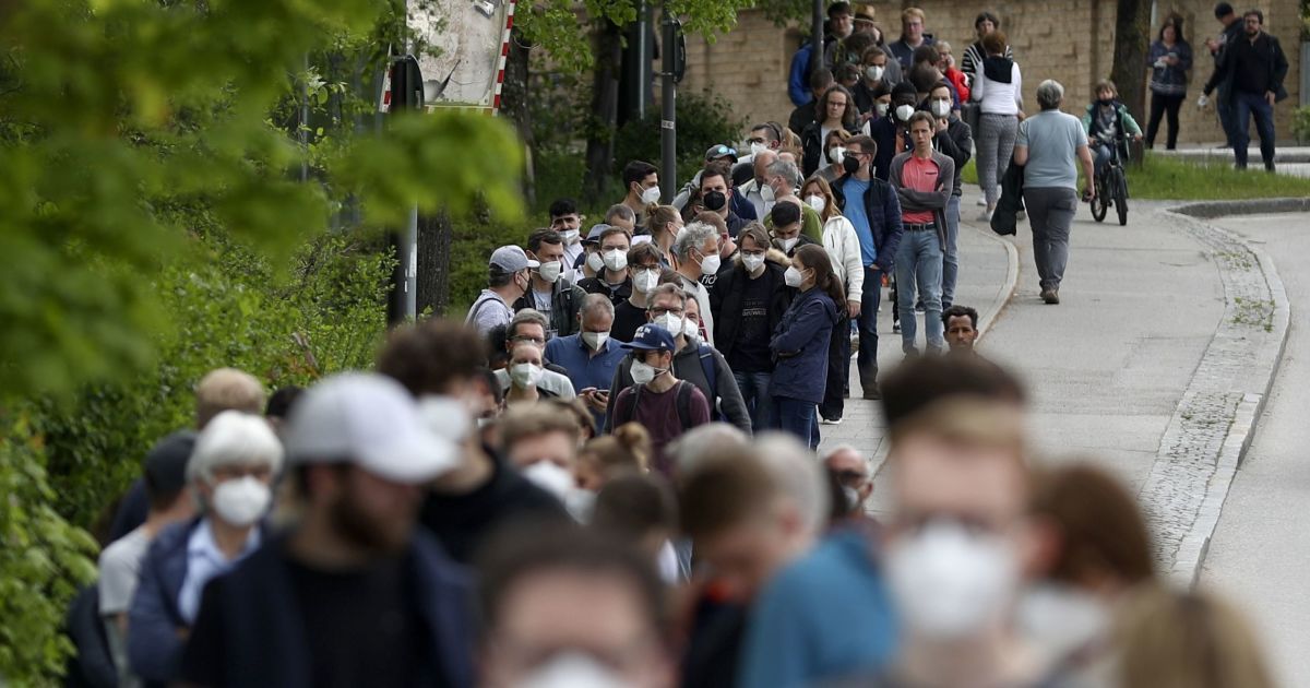 ВОЗ заявила, что COVID-заболеваемость в мире за неделю снизилась на 19%: какова ситуация в регионах