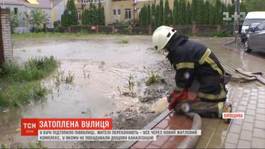 В Буче затопило пол улицы - жители жалуются на соседний новый жилой комплекс
