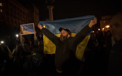 С песнями и тостами: освобождение Херсона празднуют в других городах Украины и даже за границей (видео)