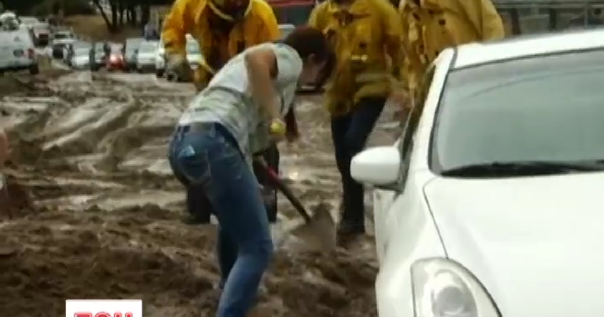 Полиция закрывает автодороги и советует людям не выходить на улицу.
