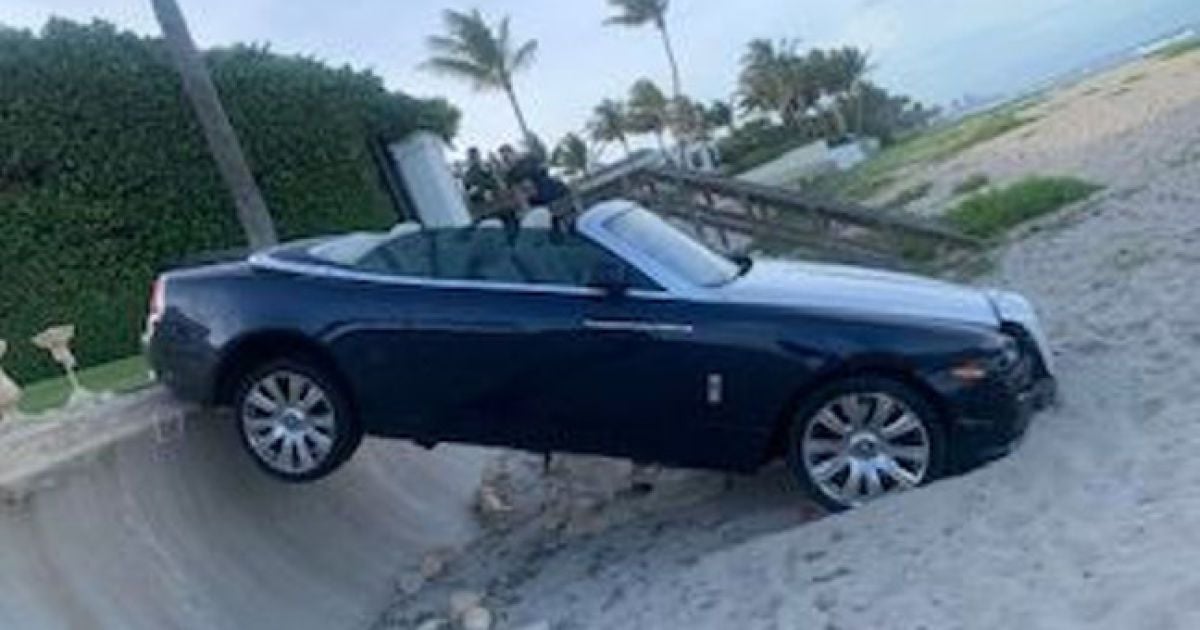 Пенсионерка на Rolls-Royce врезалась в уникальную скульптуру стоимостью 3 млн долларов - фото