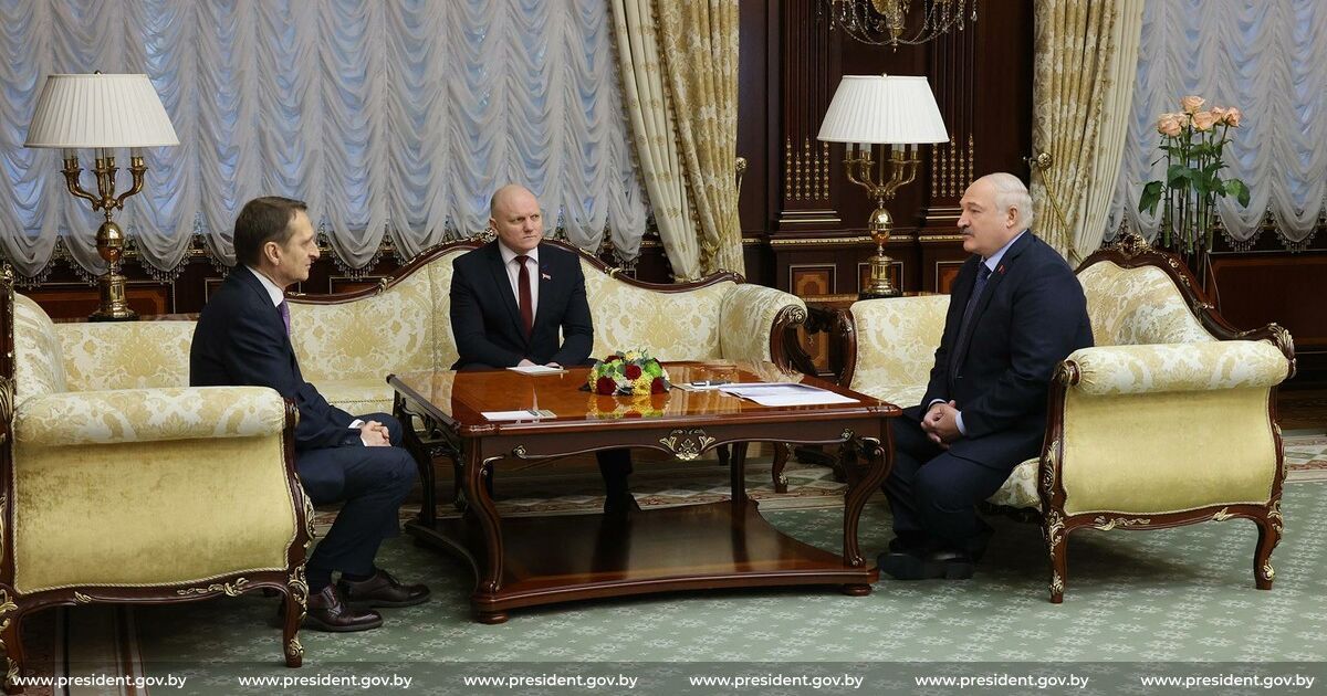 Лукашенко встретился с главным разведчиком РФ и пожаловался на "очень серьезные угрозы"