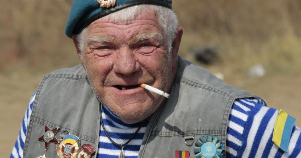 Участник блокады поставок товаров в оккупированный Крым на контрольно-пропускном пункте "Чаплинка" в Херсонской области.
Акция по блокаде поставок товаров в оккупированный Крым началась 20 сентября по инициативе крымскотатарской общины, потом к акции присоединились бойцы "Правого сектора". Въезд на остров закрыт только для грузовиков, легковые авто и пешеходы попадают в Крым беспрепятственно. / © УНИАН