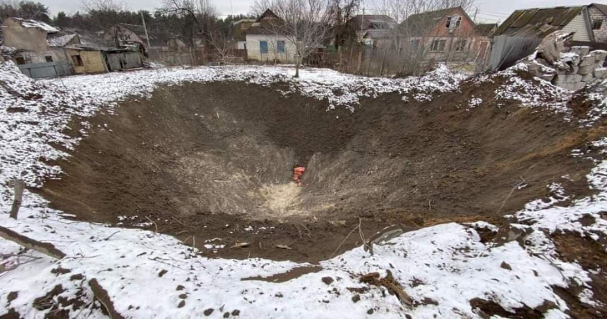 Росіяни під Києвом розбомбили житловий будинок: на місці утворилася величезна вирва, є жертва (фото)