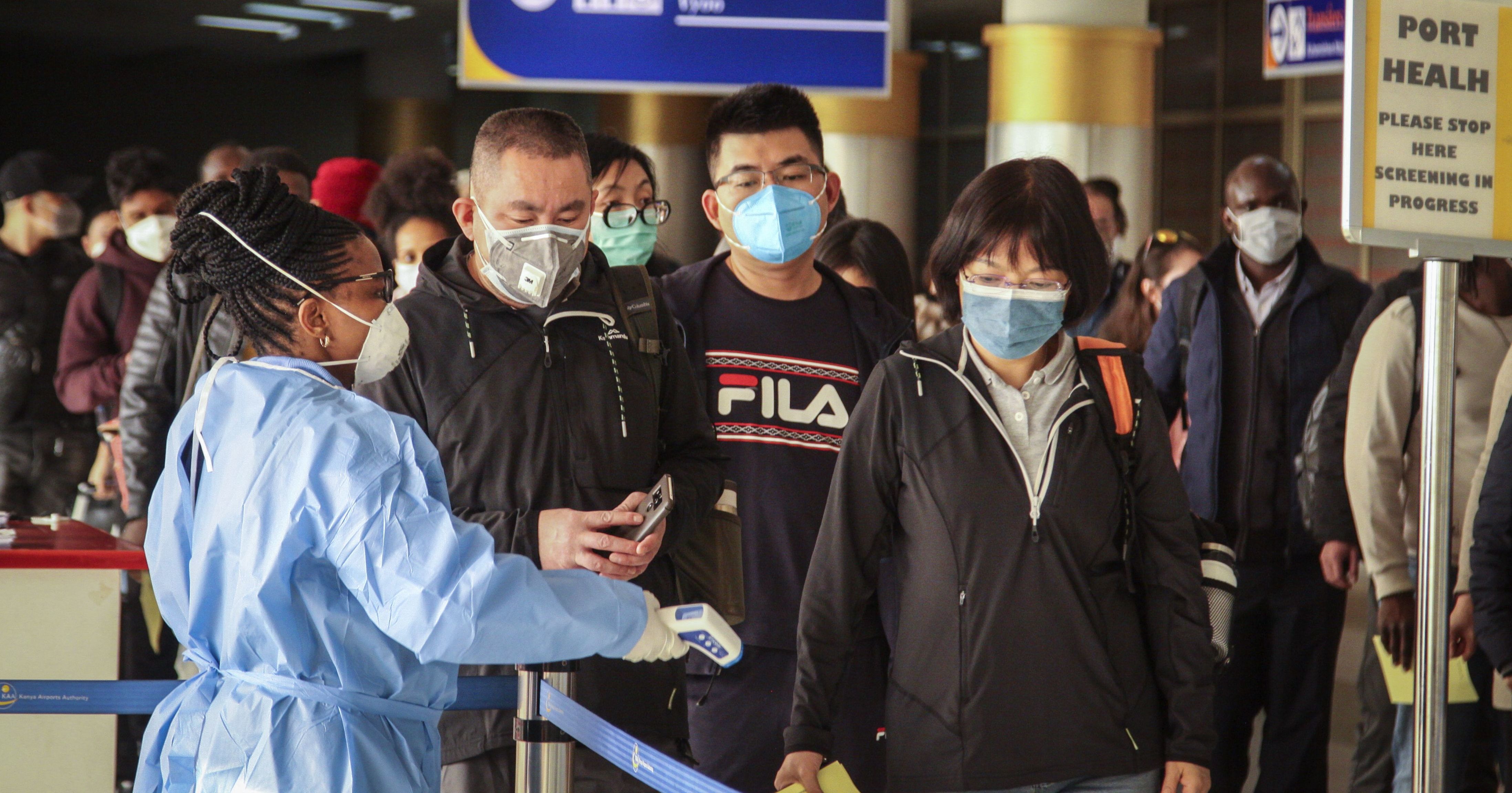 Убивча недуга з Китаю. Медики пояснили українцям, як правильно носити маски, щоб вберегтися від коронавірусу