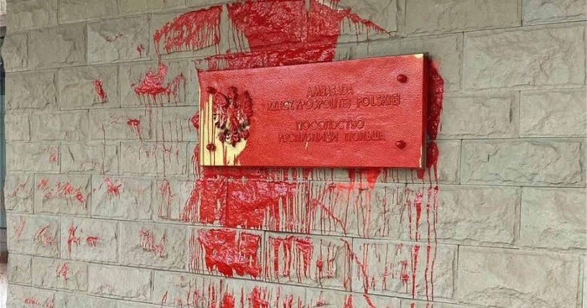 Месть Кремля: в Москве запачкали "кровью" фасад польского посольства (видео)