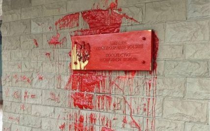 Помста Кремля: у Москві заляпали "кров'ю" фасад польського посольства (відео)