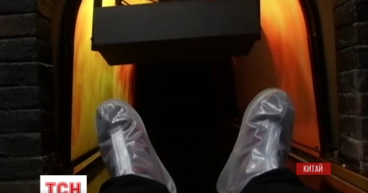 С помощью потока горячего воздуха и световых вспышек человек переживает эффект сожжения.