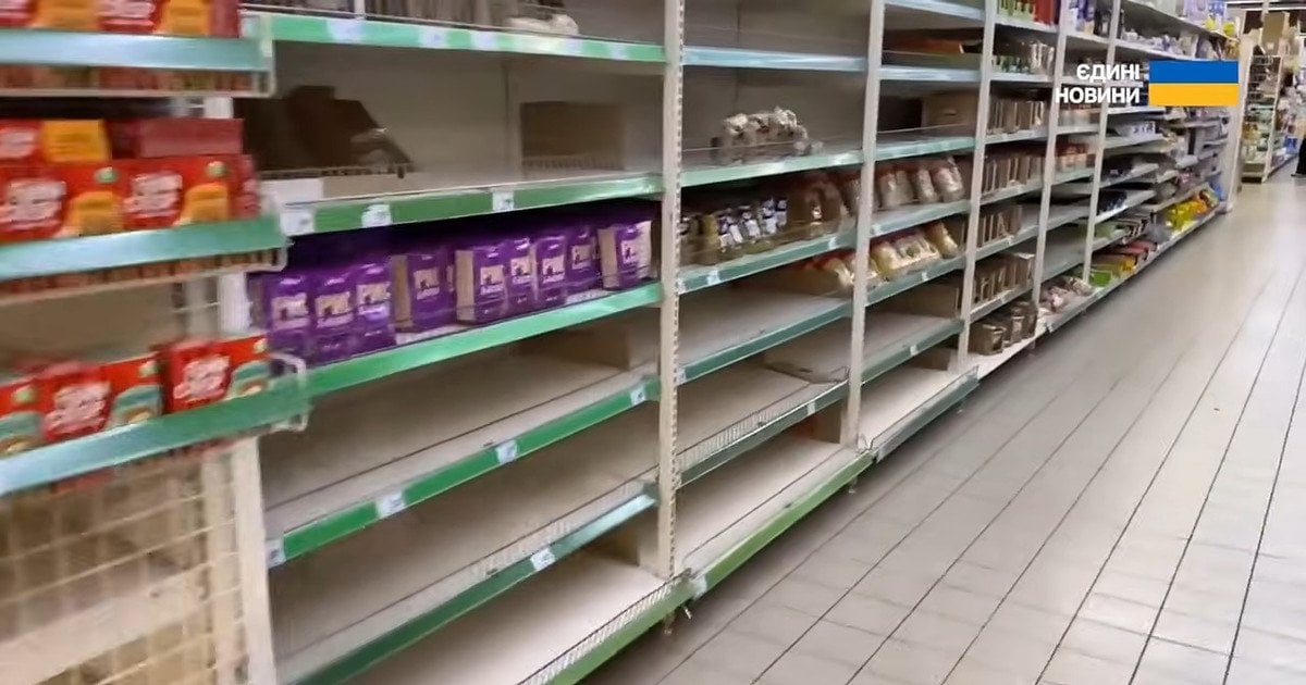Порожні полиці в магазині