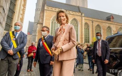 В пудровом костюме: королева Матильда приехала на выставку в Брюгге