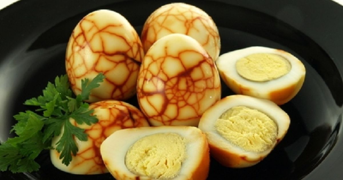 Красим яйца к Пасхе: как добиться космического и мраморного эффекта Красим яйца к Пасхе: как добиться космического и мраморного эффекта