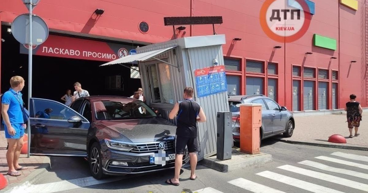 У Києві водійка збила будку паркувальника, яка придавила інше авто - фото