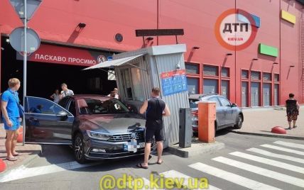 В Киеве водитель сбила будку парковщика, которая придавила другое авто — фото