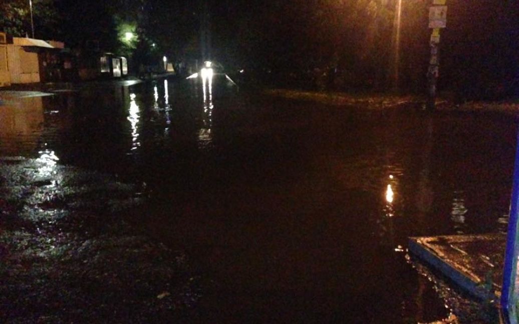 Дощі затопили вулицю Моніторну в Дніпрі на 60-70 сантиметрів / © Анна Павлова / Facebook