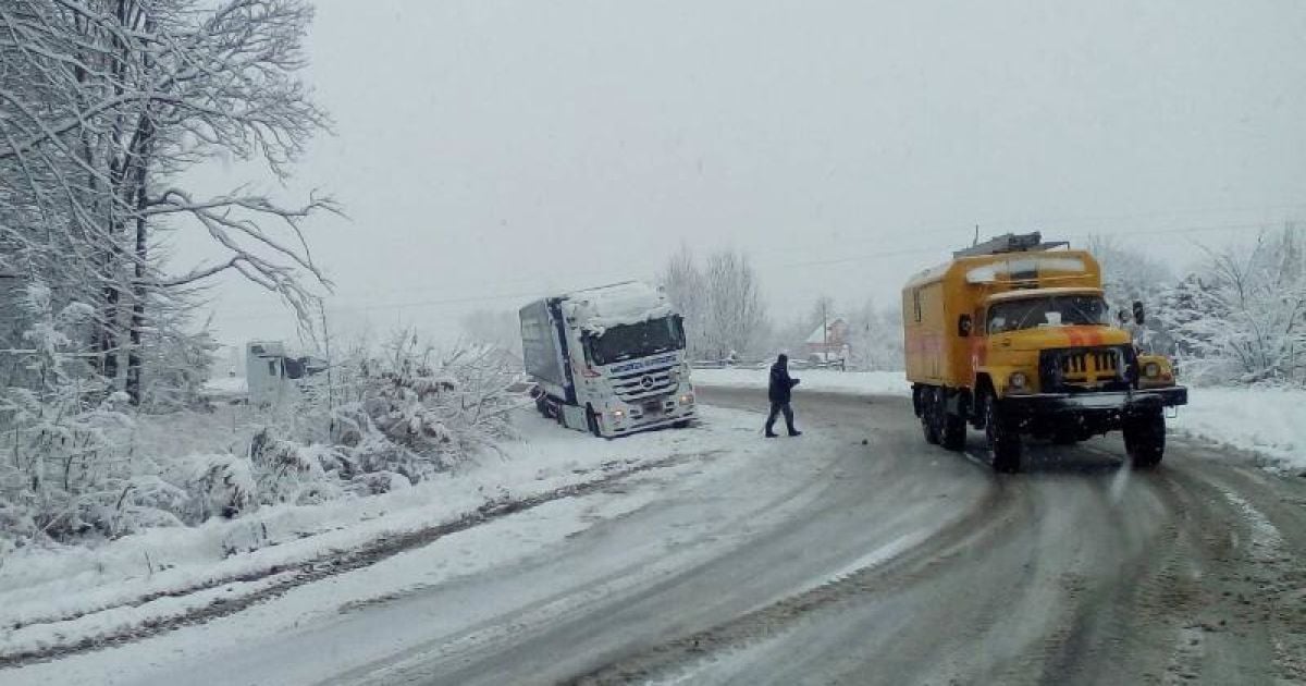 На Львовщине и Закарпатье из-за снегопада ограничили движение транспорта, на Ровенщине - километровая пробка