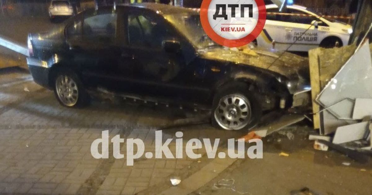 В Киеве BMW "снес" киоск с фастфудом: пострадавший в больнице (фото)