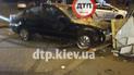 У Києві BMW "зніс" кіоск із фастфудом: постраждалий у лікарні (фото)