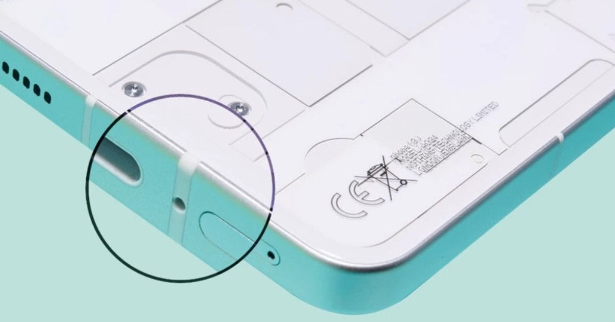 Небольшое отверстие в нижней части телефона. Фото: blikk.hu